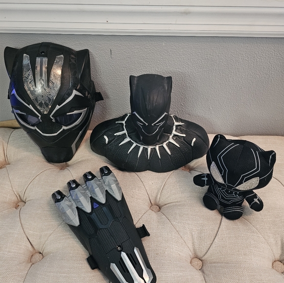 BLACK PANTHER COLLECTABLES! 4 PIECE BUNDLE! - Picture 1 of 10